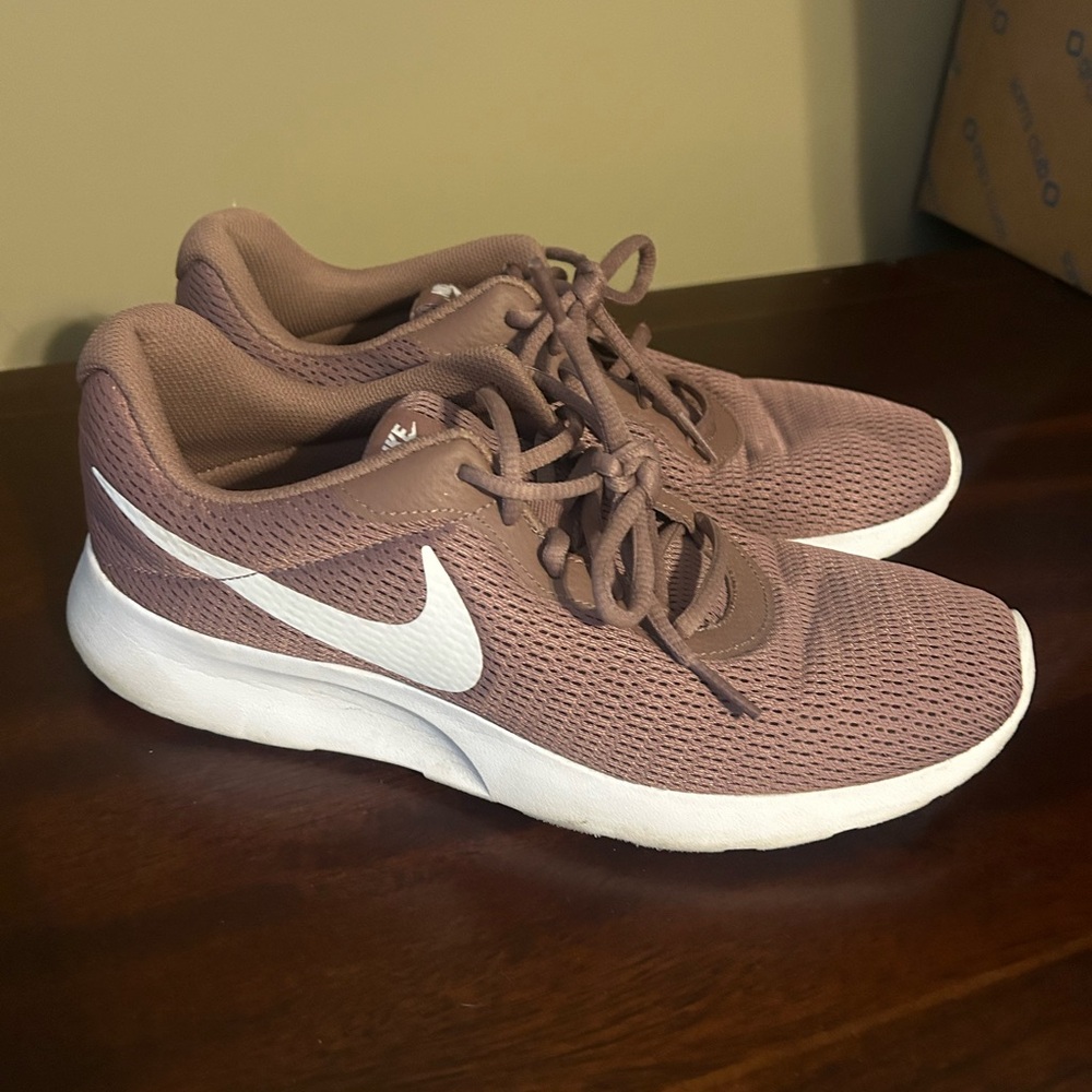 Women’s Nike Seakers